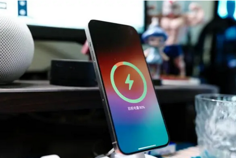 陇川苹果15换屏服务分享用什么充电器给iPhone15充电更好 